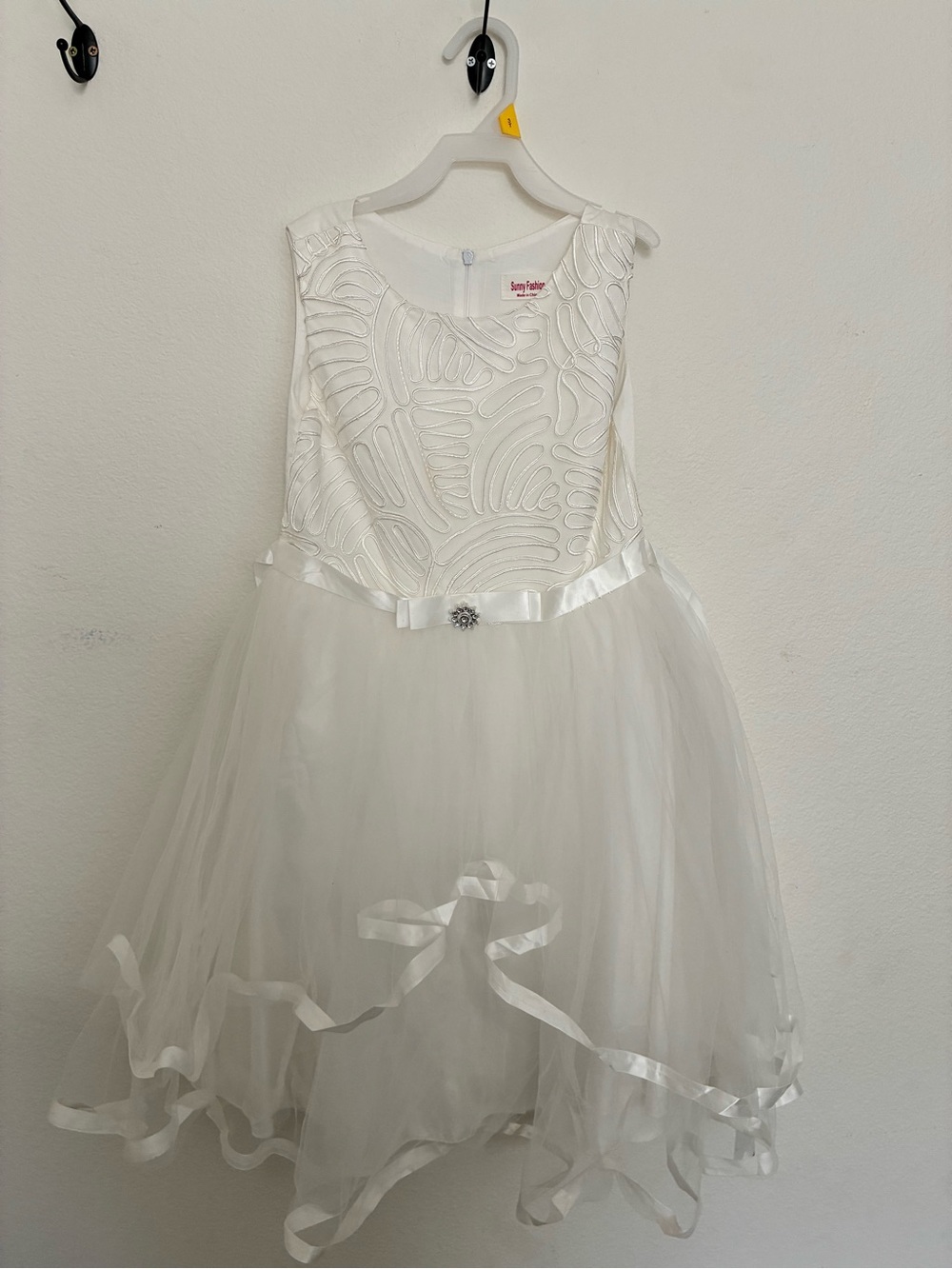 Elegant White Tulle Party Dress with Satin Ribbon
